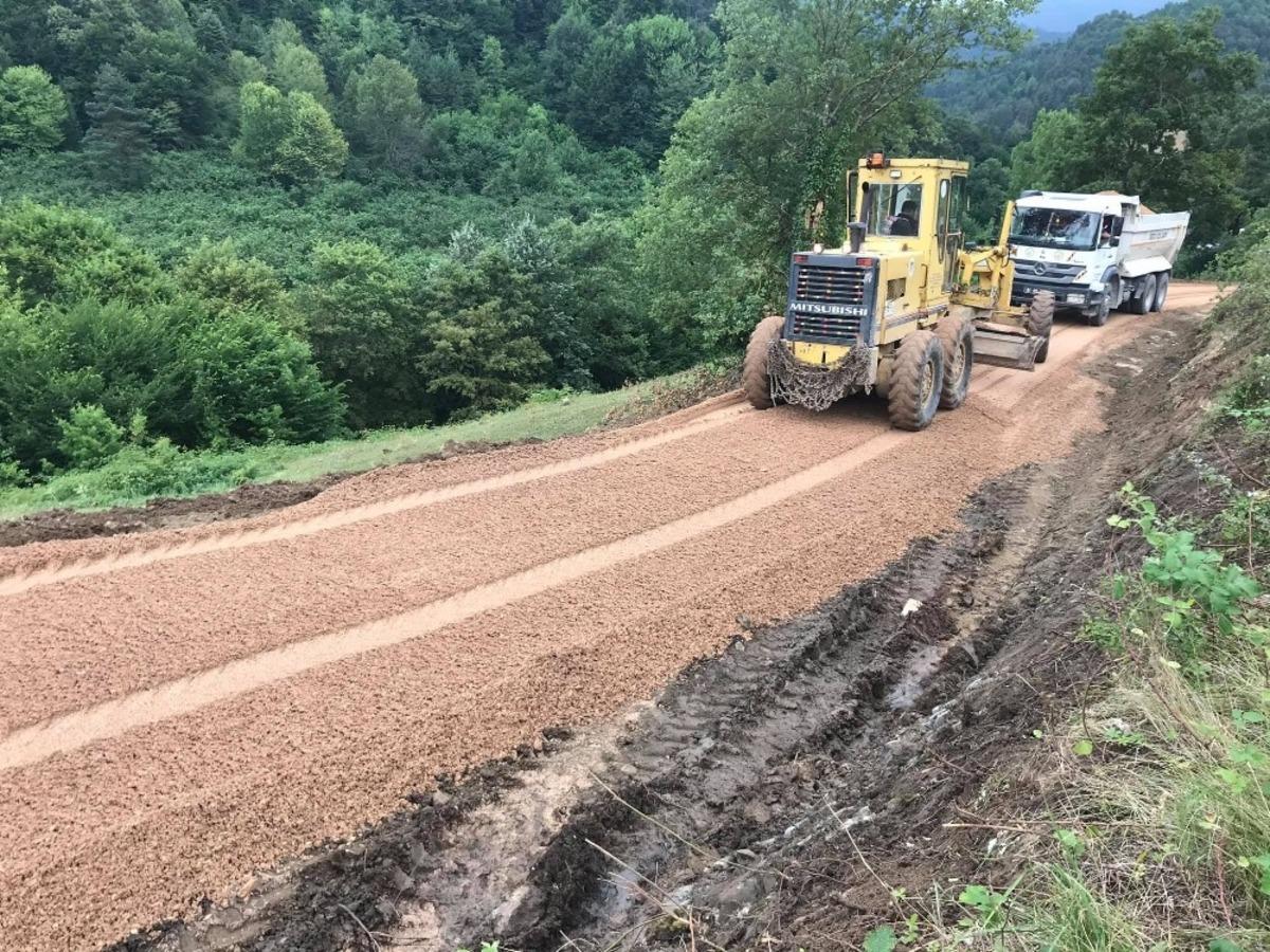 Yığılca&rsquo;da k&ouml;y yolları genişletiliyor