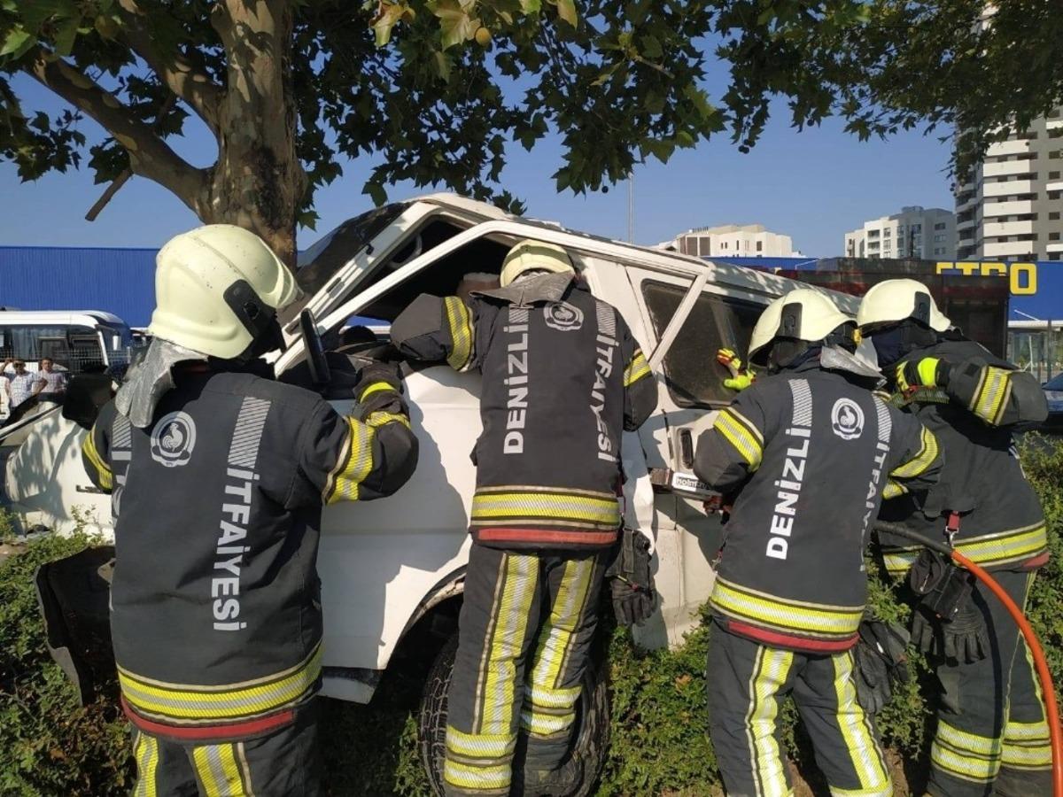 Hafif ticari ara&ccedil; ağaca &ccedil;arparak durabildi: 2 yaralı