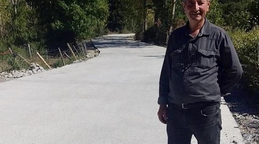 K&ouml;y&uuml;ne beton yol yapılan muhtar şiirle teşekk&uuml;r etti