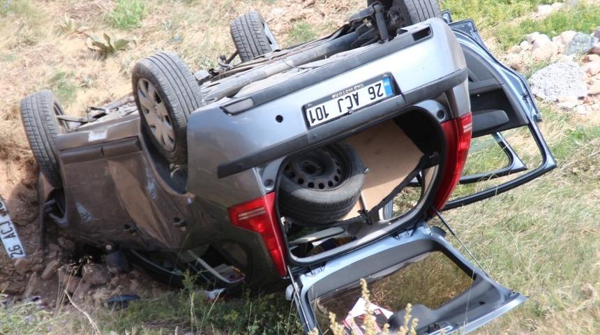 Otomobil şarampole devrildi