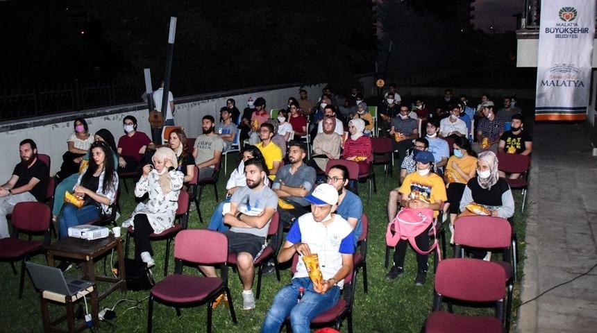 A&ccedil;ık havada sinema keyfi