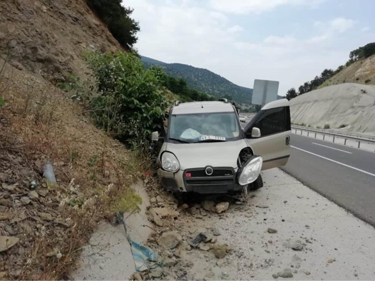 Kamyonet kontrolden &ccedil;ıktı: 2 yaralı