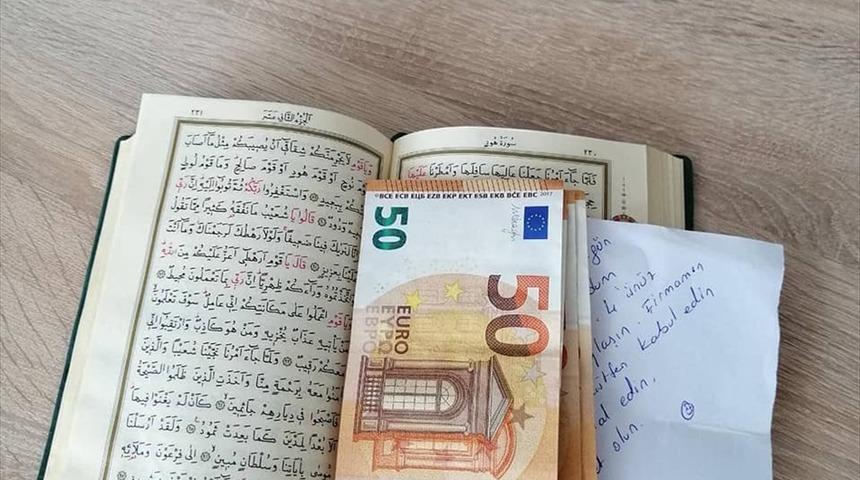 K&uuml;tahya'da karantinada kaldığı yurt odasındaki Kur'an-ı Kerim'in arasına 400 avro bıraktı