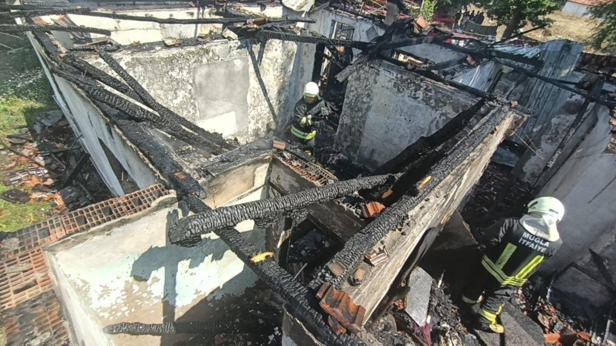 K&ouml;yceğiz&rsquo;de ahşap ev k&uuml;le d&ouml;nd&uuml;