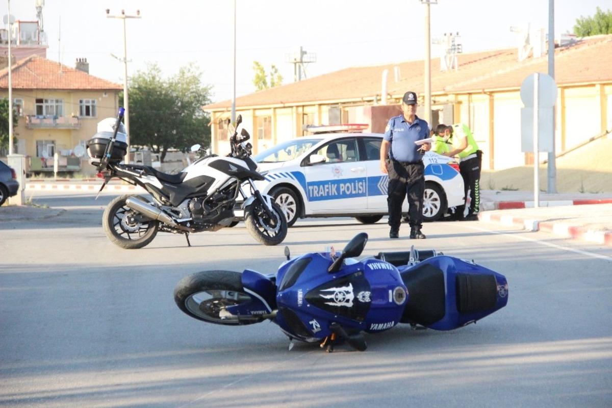 Karaman&rsquo;da virajı alamayan s&uuml;rat motoru devrildi: 2 yaralı