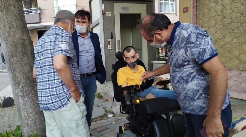 Engelli arabası çalınan genç yeni bir arabaya kavuştu