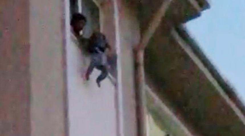 Çocuğunu 4'üncü kattan sarkıtıp, 'Atayım mı' diye bağıran anne tedavi edilecek