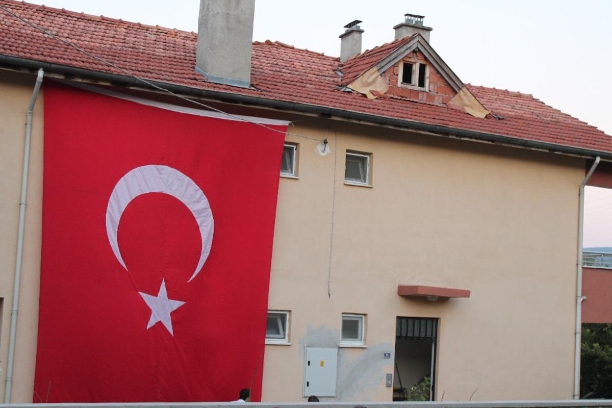 Şehit polisin Tosya&rsquo;daki baba ocağına Vali Avni &Ccedil;akır&rsquo;dan taziye ziyareti