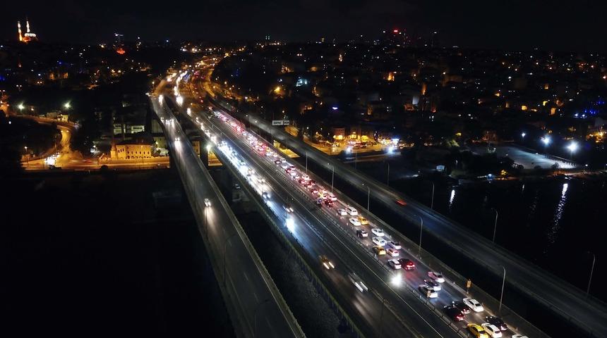 Hali&ccedil; K&ouml;pr&uuml;s&uuml;'ndeki gece vakti trafiği kilitleyen &ccedil;alışma
