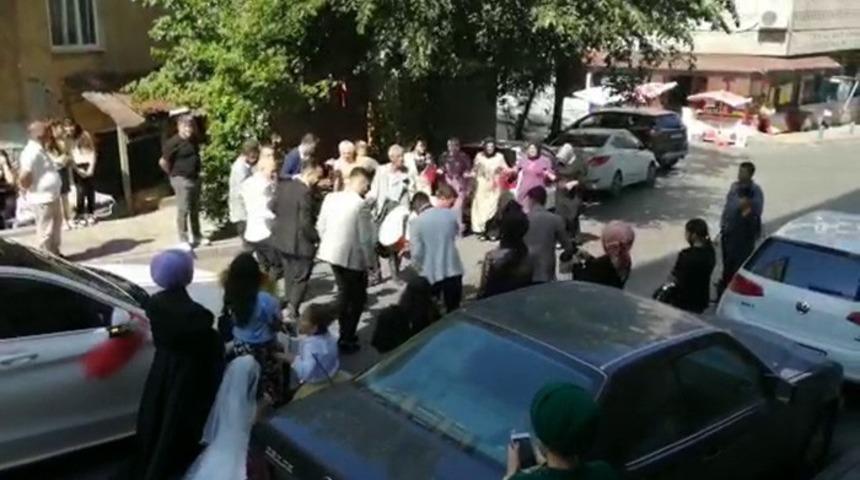 Gaziosmanpaşa'da maskesiz ve sosyal mesafesiz d&uuml;ğ&uuml;n