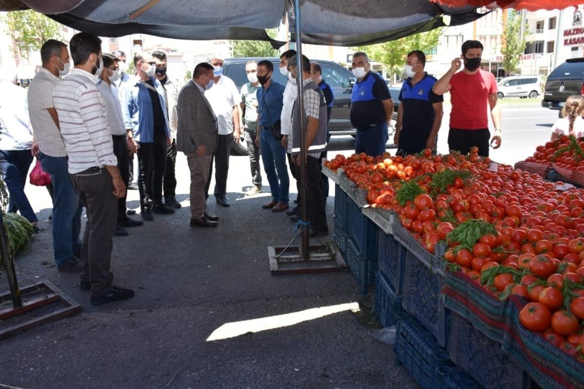 Başkan Beyoğlu&rsquo;ndan pazarda fiyat ve korona vir&uuml;s denetimi