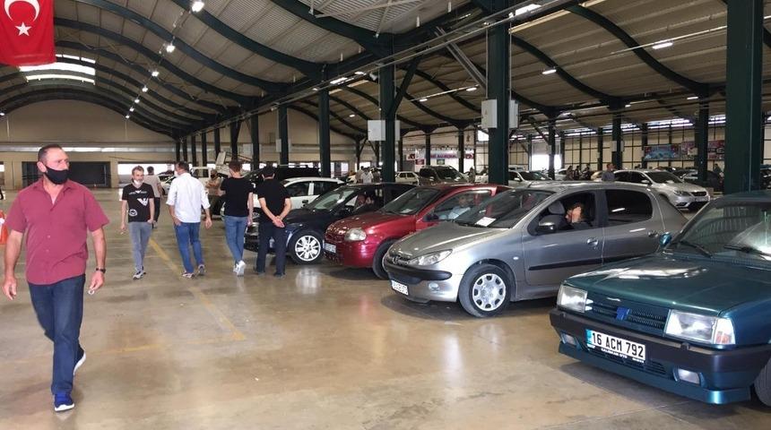 İkinci el oto pazarı açıldı, alıcı bakmakla yetindi