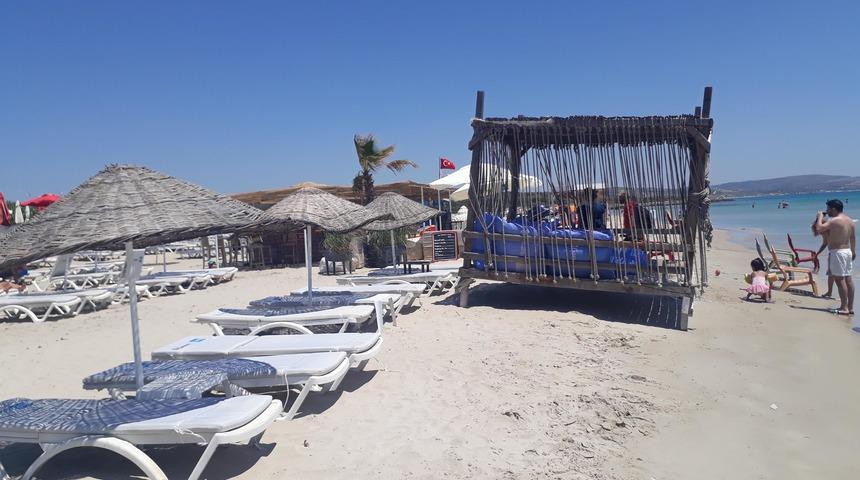 &Ccedil;eşme'de kumsaldaki 1500 liralık localara tepki