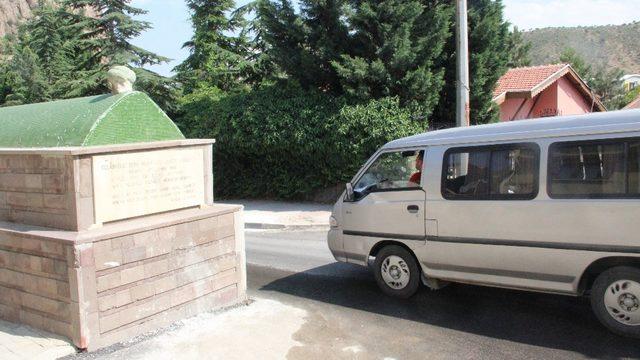 60 yıldır yol ortasında duran türbe görenleri hayrete düşürüyor