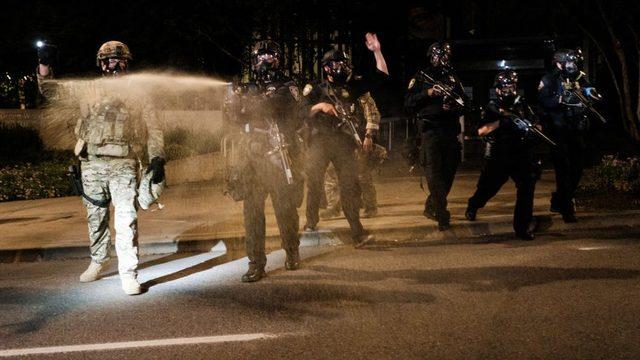 Federal güvenlik güçleri, protestocuları gözaltına alıp, üzerinde hiçbir işaret bulunmayan araçlarla götürmekle suçlanıyor.