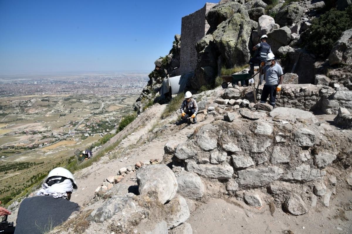 Gevale Kalesinde kazı &ccedil;alışmaları s&uuml;r&uuml;yor