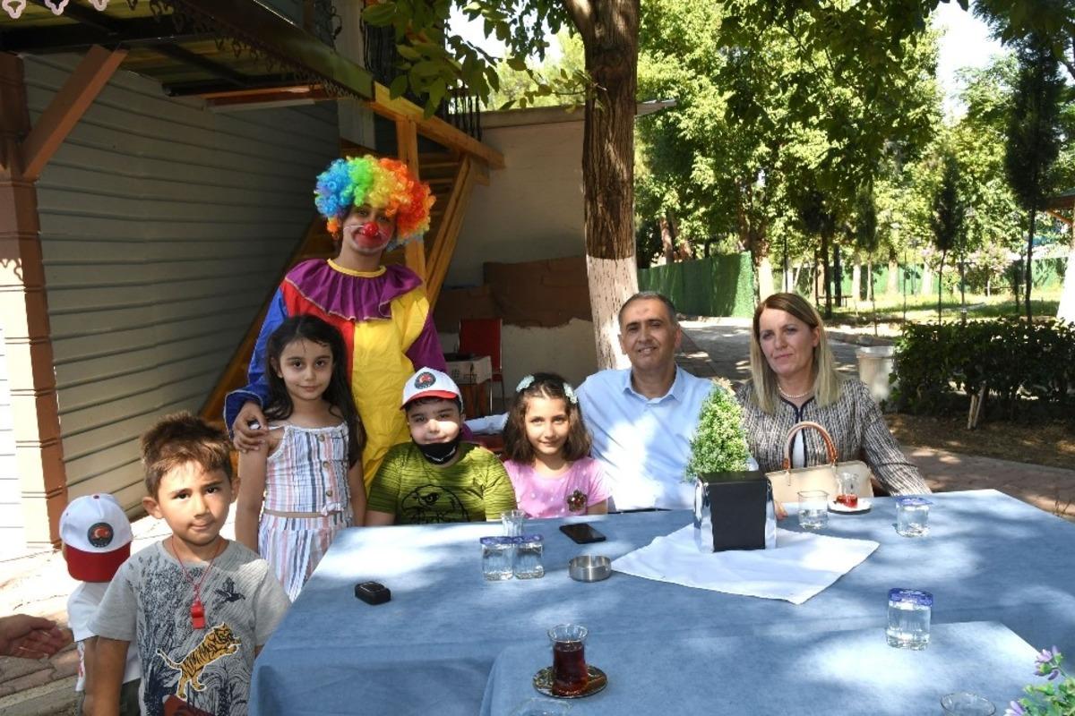 Vali &Ccedil;uhadar şehit aileleri ve gazilerle buluştu