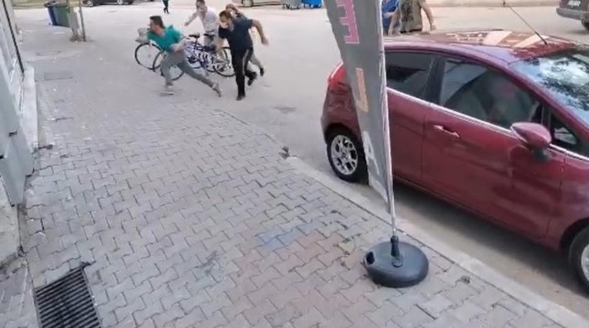 'Namusuma yan baktın' diyerek tekme tokat d&ouml;vd&uuml;ler