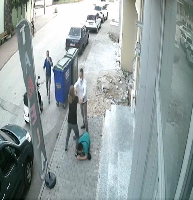  Namusuma yan baktın  diyerek tekme tokat d&ouml;vd&uuml;ler 1