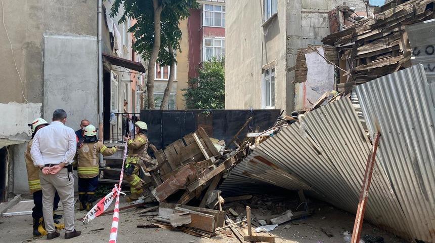 &Uuml;sk&uuml;dar'da iki katlı ahşap bina &ccedil;&ouml;kt&uuml;