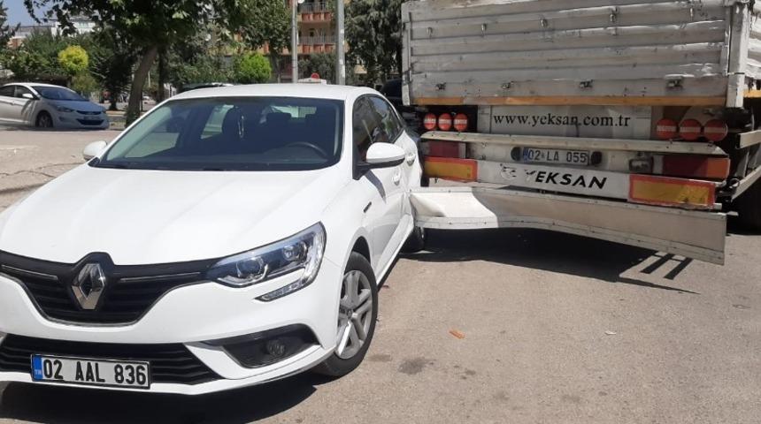 D&ouml;n&uuml;ş yapmak isteyen otomobile &ccedil;arptı