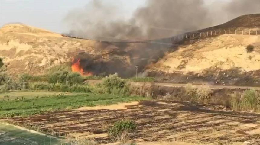 Laodikya&rsquo;ya sı&ccedil;rayan anız yangınında 40 dekar alan zarar g&ouml;rd&uuml;