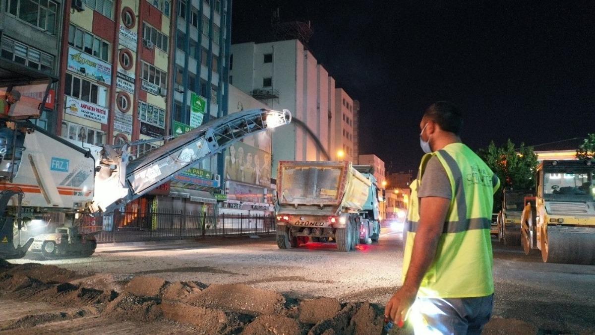 H&uuml;rriyet caddesi&rsquo;nde asfalt yenileme ve kaldırım &ccedil;alışması tamamlandı