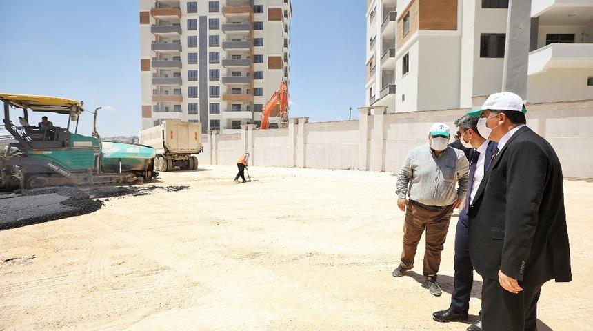 Fadıloğlu, asfalt &ccedil;alışmalarını yerinde inceledi