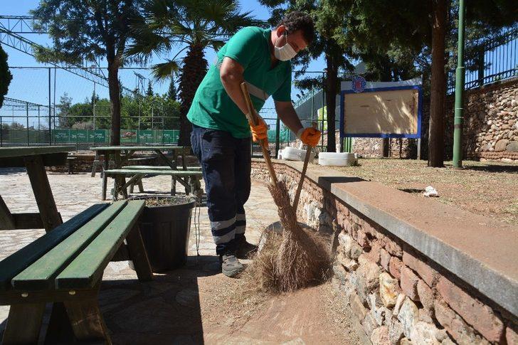 Efeler Belediyesi, tenis kortunda çevre bakım çalışması gerçekleştirdi G2