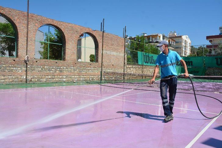 Efeler Belediyesi, tenis kortunda çevre bakım çalışması gerçekleştirdi G3