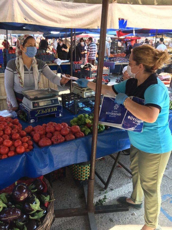 Büyükşehir, pazar yerlerinde maske ve dezenfektan dağıtımını sürdürüyor G3
