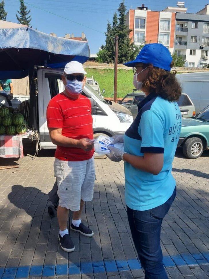 Büyükşehir, pazar yerlerinde maske ve dezenfektan dağıtımını sürdürüyor G4
