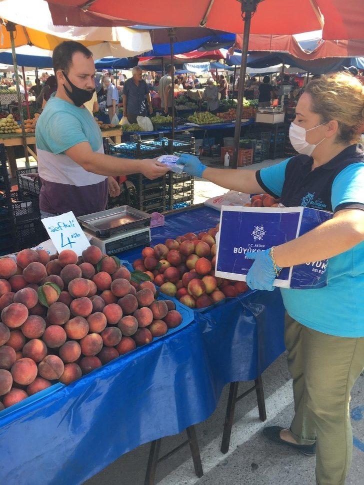 Büyükşehir, pazar yerlerinde maske ve dezenfektan dağıtımını sürdürüyor G5