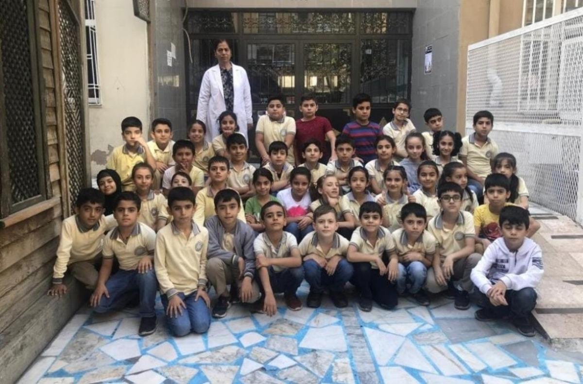 Minikler, &ouml;ğretmenleriyle para toplayıp yaşlılara yemek dağıttı