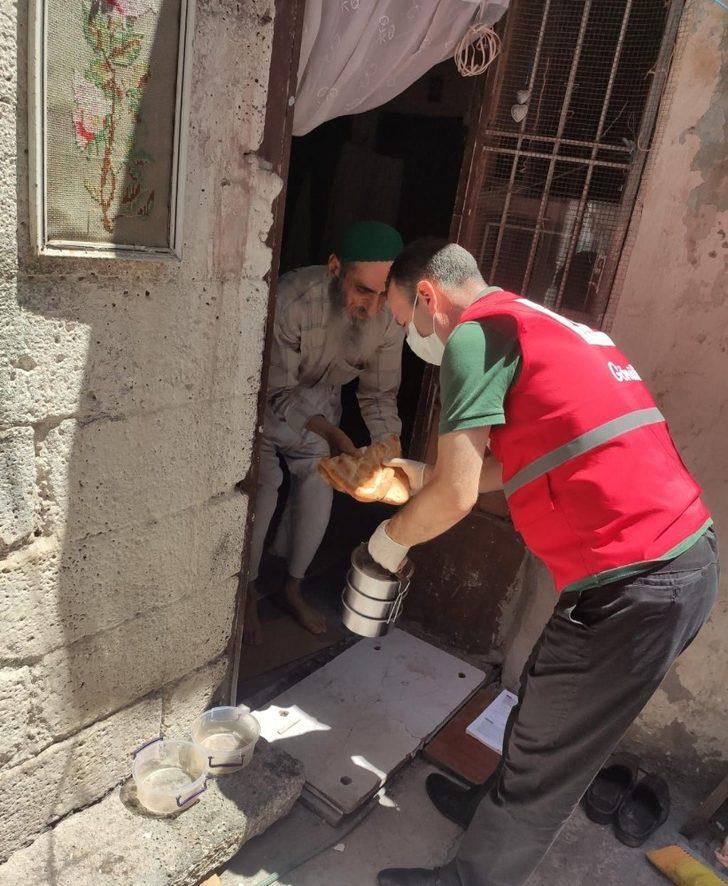 Minikler, öğretmenleriyle para toplayıp yaşlılara yemek dağıttı G2