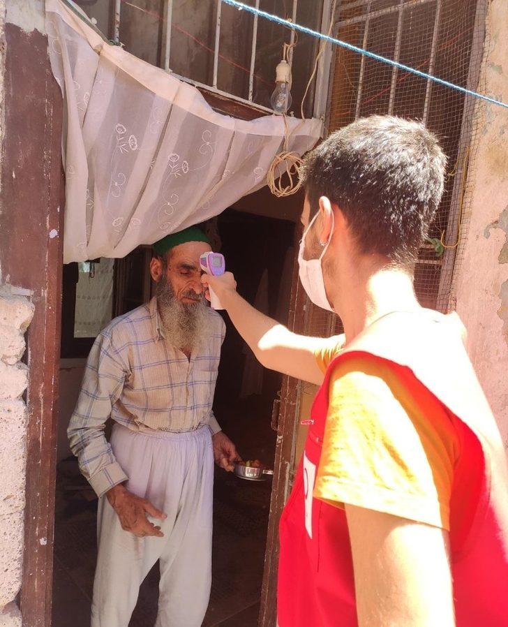 Minikler, öğretmenleriyle para toplayıp yaşlılara yemek dağıttı G3