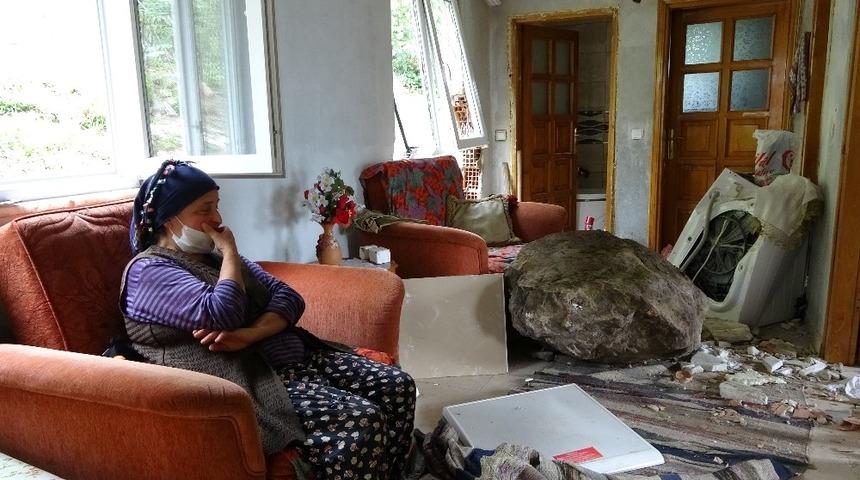 1 tonluk kaya 600 metrelik u&ccedil;urumdan yuvarlanıp eve isabet etti