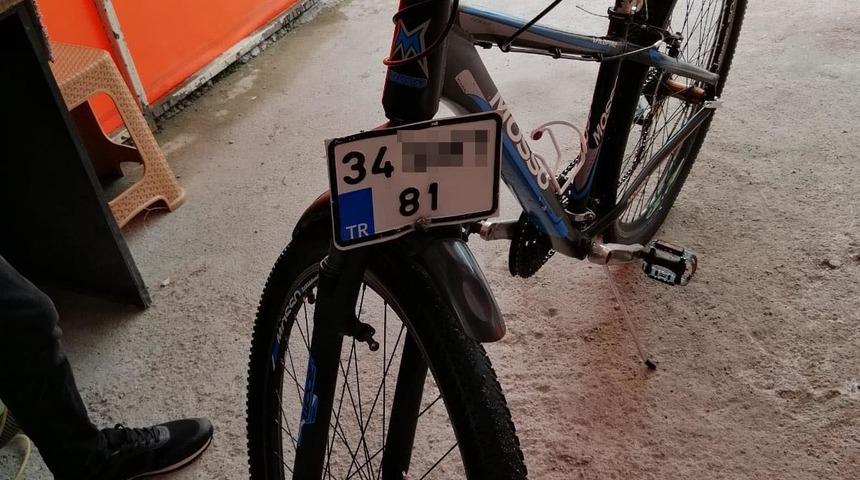 Düşen plakayı bisikletine takınca polisi peşine taktı