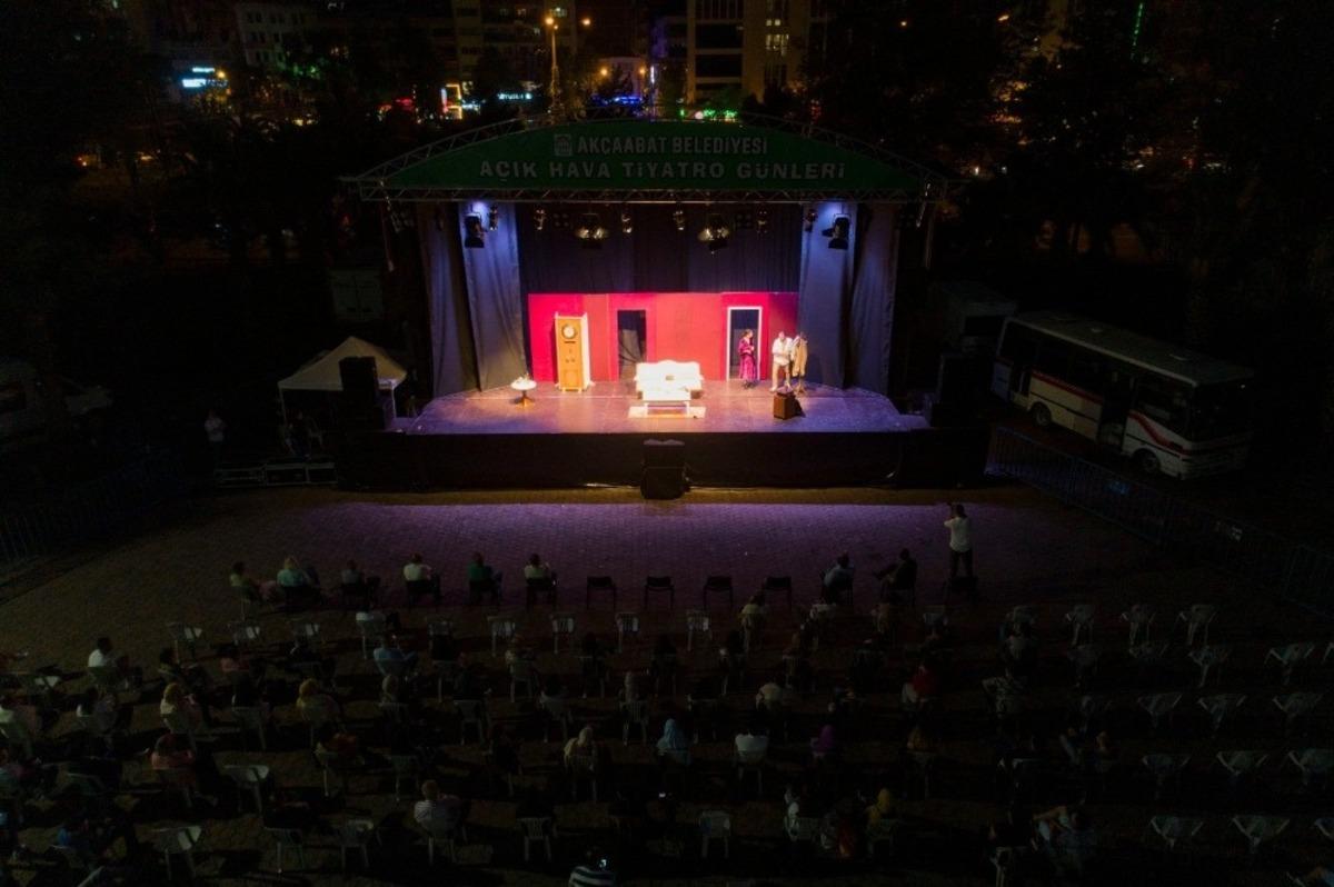 Ak&ccedil;aabat&rsquo;ta A&ccedil;ık Hava Tiyatro G&uuml;nleri başladı