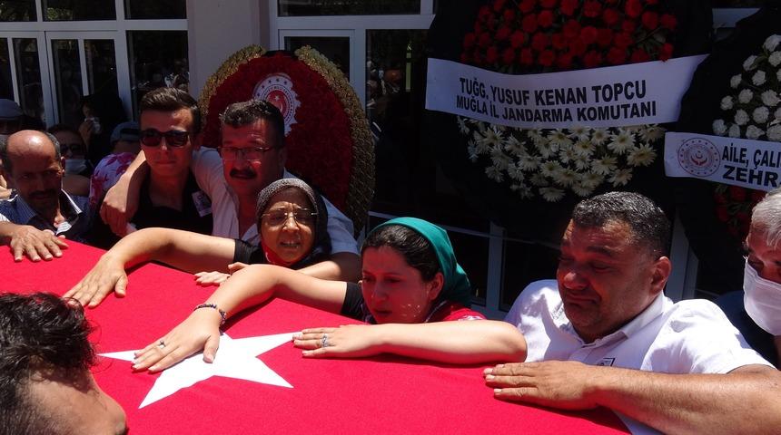 Bu acının tarifi yok... Şehit eşini, tabutunu okşayarak son yolculuğuna uğurladı