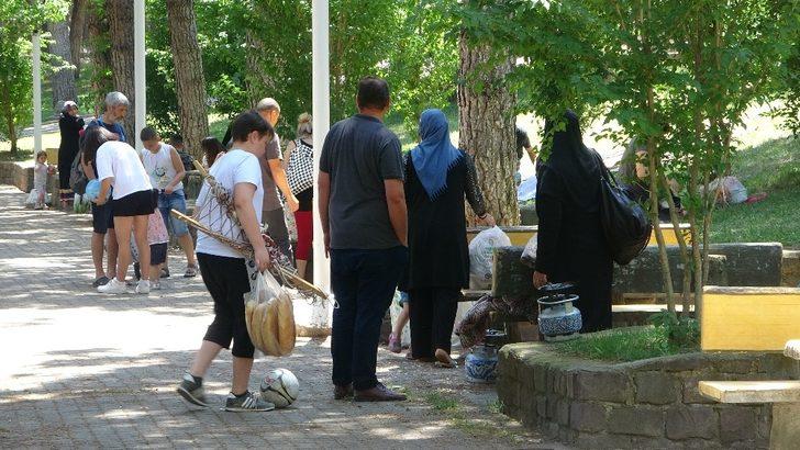 Sıcaktan bunalanlar piknik alanlarına akın etti G2