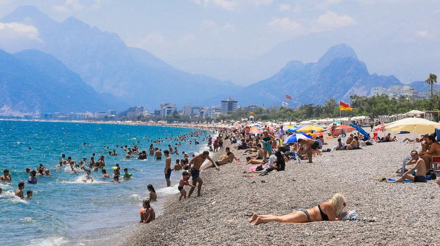 Antalya'da sıcaktan bunalan sahile koştu