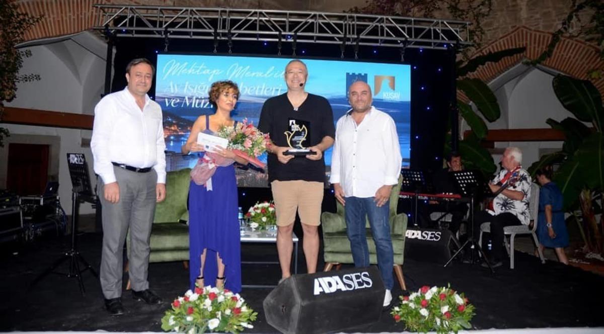 &Uuml;nl&uuml; tiyatrocu Levent &Uuml;z&uuml;mc&uuml;, &ldquo; Ay Işığı Sohbetleri ve M&uuml;zik &ldquo; etkinliğine konuk oldu