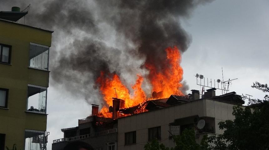 Yangını film gibi seyredip cep telefonuyla görüntülemeye çalıştılar