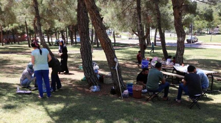 Bakan Koca'nın dikkat çektiği Gaziantep'te mesire alanlarına akın ettiler