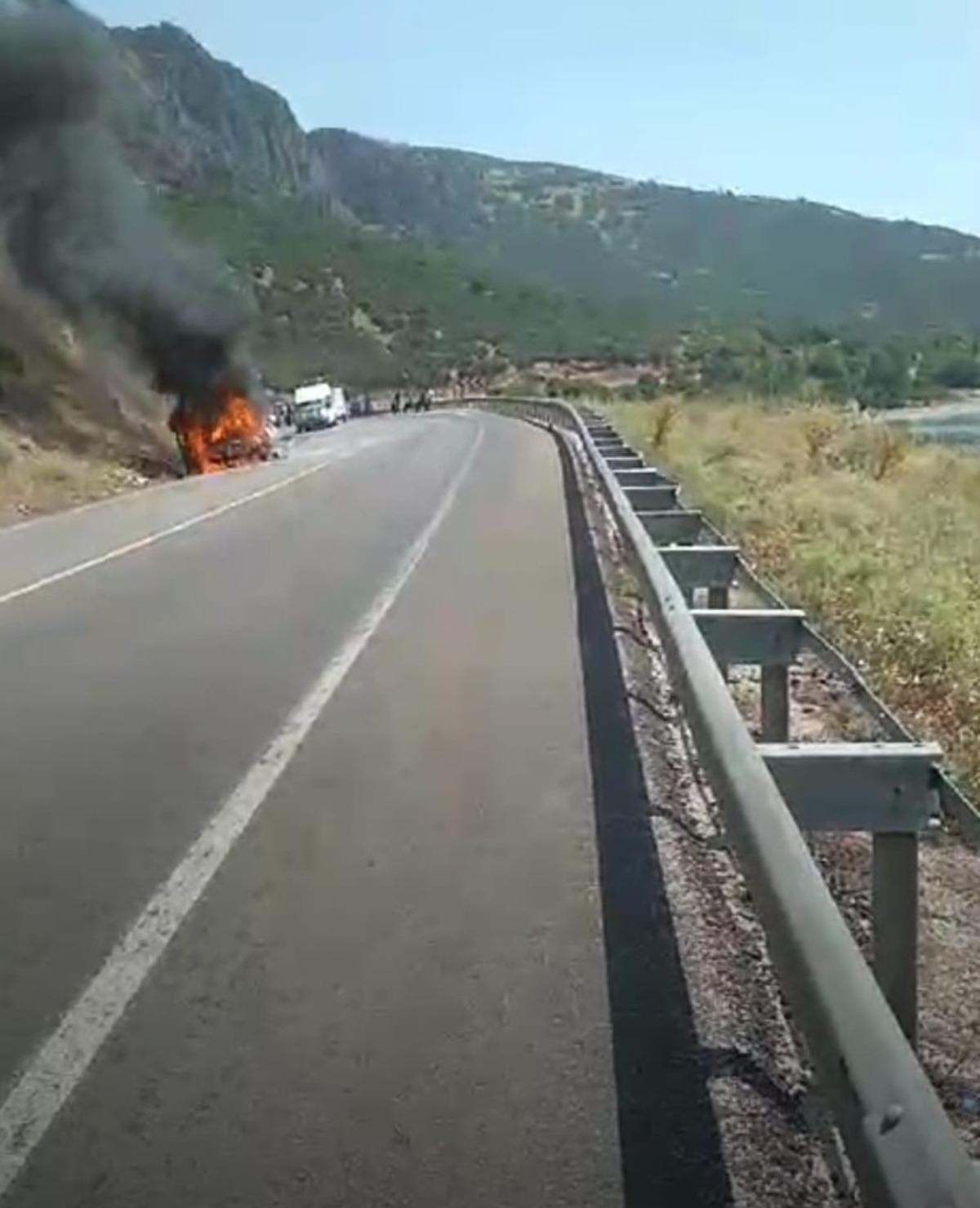 Eğirdir&rsquo;de seyir halindeki otomobil yandı