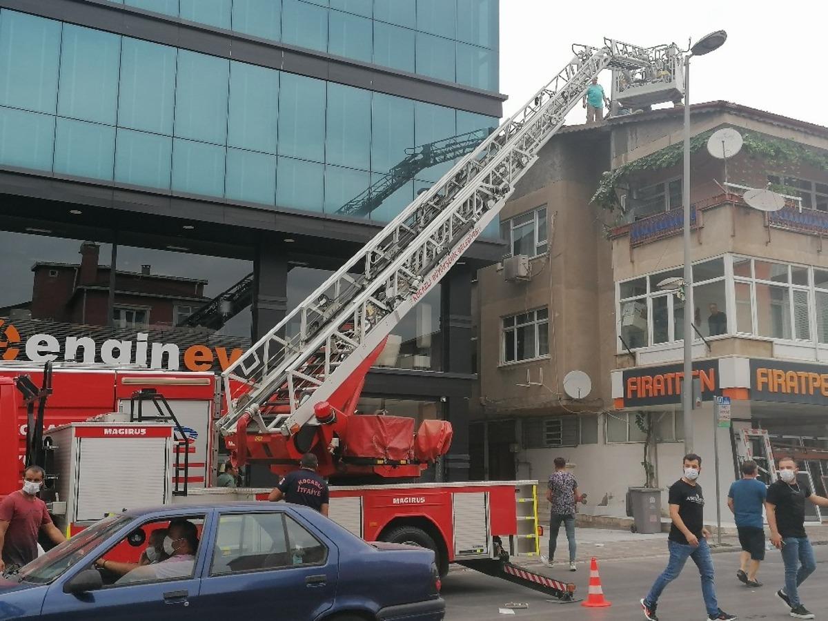 Gebze&rsquo;de yalıtım &ccedil;alışmaları sırasında binanın &ccedil;atısı yandı