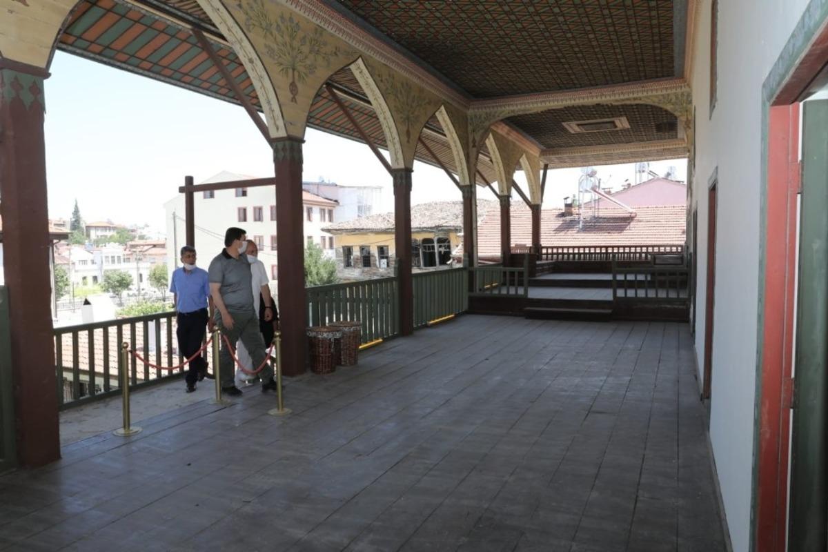 Vali   Arslantaş&rsquo;tan, İnsuyu Mağarası ve tarihi konaklara inceleme