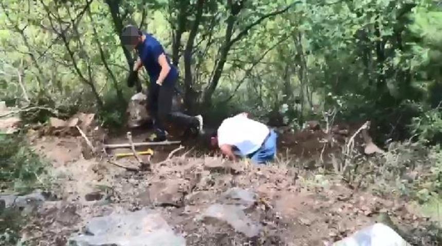 Bursa'da define arayan 3 şüpheli, suçüstü yakalandı