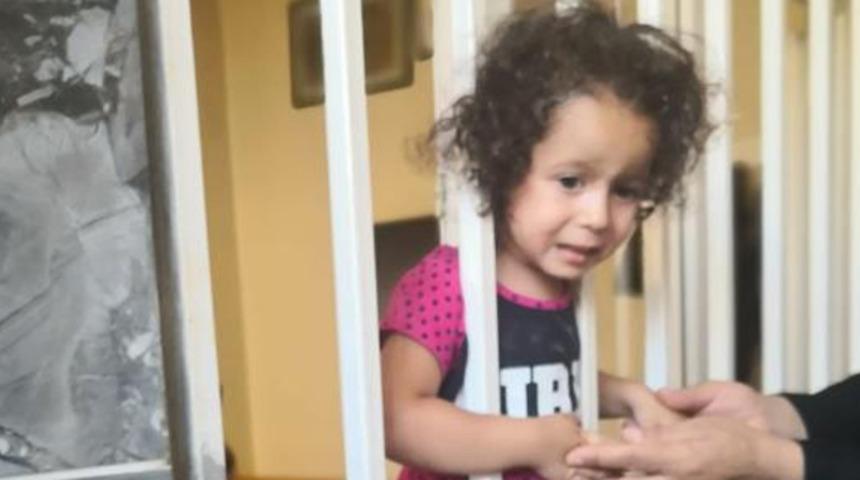 Dışarı bakmak isterken kafası sıkıştı!